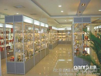 鈦合金展柜、玻璃展柜、木制烤漆展柜、木紋烤漆展柜、服裝展柜、珠寶展柜、手機展柜、化妝品展柜、煙酒展柜、食品展柜、飾品展柜圖片_高清圖_細(xì)節(jié)圖-北京鑫盛宏通貨架制造廠 -Hc360慧聰網(wǎng)